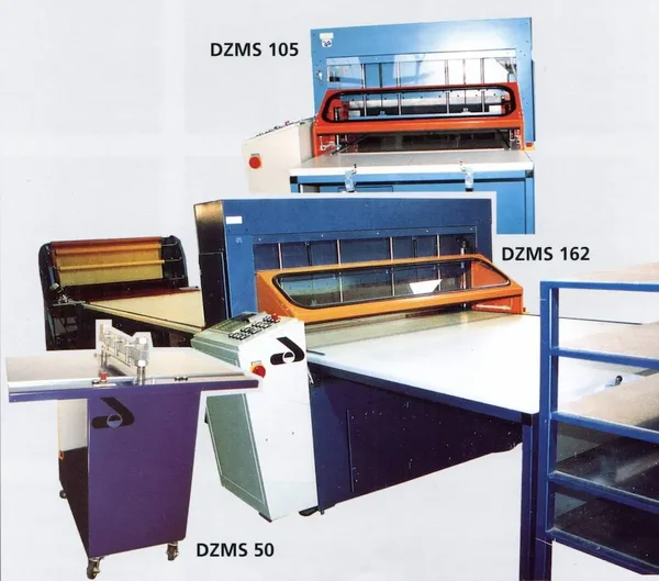 Drei industrielle Schneidemaschinen mit Arbeitstischen und Bedienfeldern, beschriftet mit "DZMS 105", "DZMS 162" und "DZMS 50".