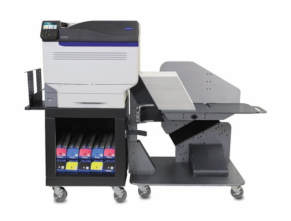 Großer Produktionsdrucker mit seitlicher Papierzuführung und mehreren farbigen Tonerkartuschen auf einem fahrbaren Gestell.