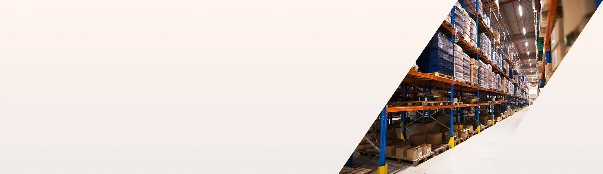 Headerbild mit einem Blick in einen langen Lagergang mit hohen, gefüllten Regalen auf beiden Seiten.